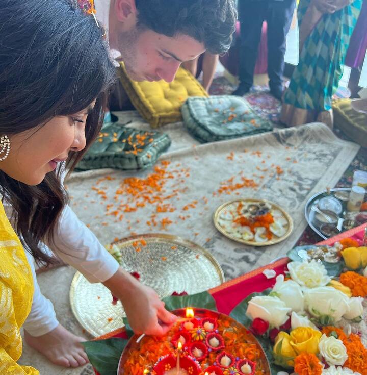 प्रियंका चोप्राने शेअर केलेल्या फोटोंद्वारे ती अजूनही भारतीय संस्कार विसरलेली नाही असं स्पष्ट होतं. (Photo:@priyankachopra/IG)