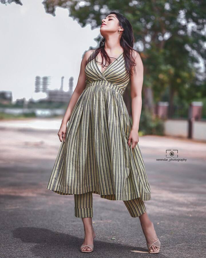 రష్మీ 2002లో హోలీ అనే సినిమాతో సినీరంగంలో ఎంట్రీ ఇచ్చింది.(Source: Rashmi Instagram)