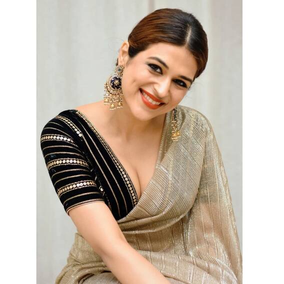 Shraddha Das: చీరకే వన్నె తెచ్చే చిన్నది..  అదుర్స్ అనిపిస్తున్న శ్రద్ధాదాస్