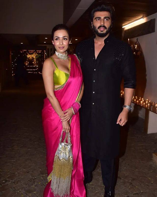 आपको बता दें कि अर्जुन और मलाइका पिछले चार सालों से रिलेशनशिप में हैं. दोनों अक्सर पार्टियों और आउटिंग में साथ नज़र आते हैं. पार्टी में अर्जुन ब्लैक कुर्ते-पायजामा पहने डैशिंग लुक में नज़र आये.