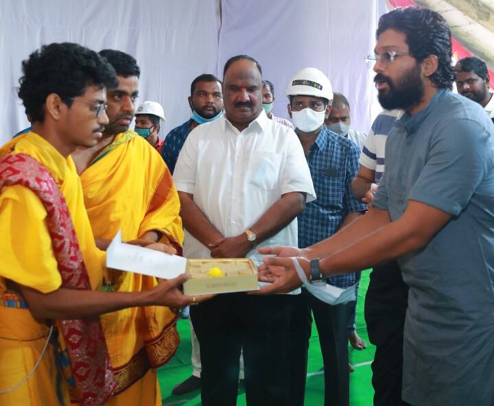 AAA మల్టీపెక్స్ నిర్మాణం కోసం శుక్రవారం నిర్వహించిన పూజా కార్యక్రమాల్లో అల్లు అర్జున్ ప్రత్యేక అతిథిగా విచ్చేశాడు.