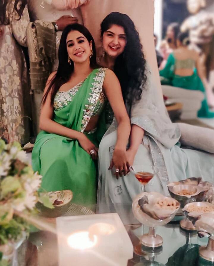 इस फोटो में अंशुला सौतेली बहन जान्हवी के साथ दिख रही हैं. दोनों बहनों के बीच की बॉन्डिंग काफी स्टॉन्ग दिखाई दे रही हैं.