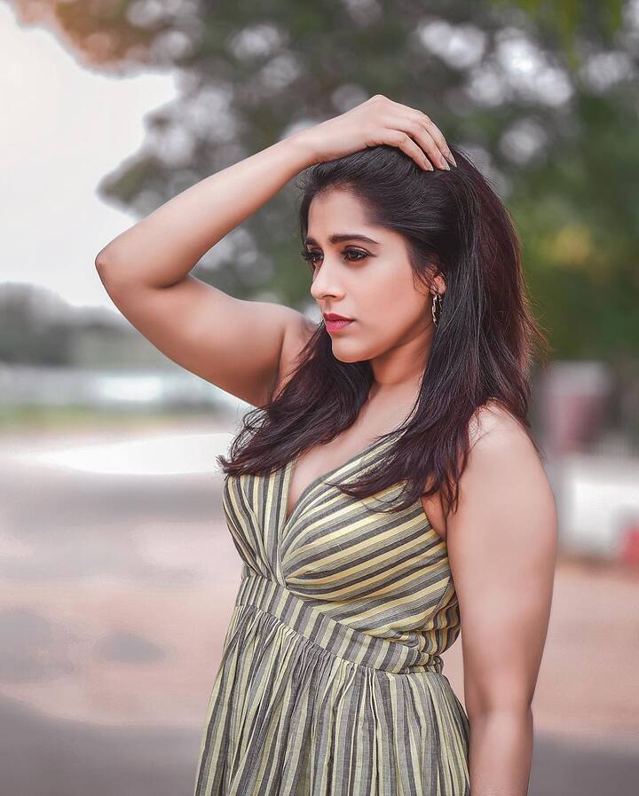 ఆ తర్వాత ఢీలో టీం లీడర్గా కూడా చేయడం ప్రారంభించింది.(Source: Rashmi Instagram)