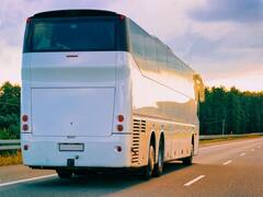 Private Travels Bus: ప్రయాణికుల లగేజీలతో ప్రైవేట్ బస్సు డ్రైవర్ పరారీ... దిక్కు తోచని స్థితిలో వలస కూలీలు