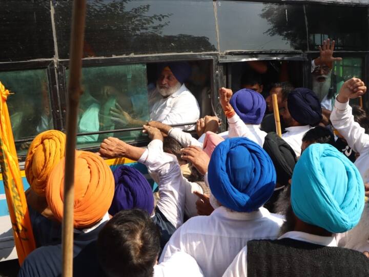 Akali workers demonstrated fiercely outside Punjab CM Channi house, Sukhbir Singh was present Punjab News: पेट्रोल-डीजल की कीमत को लेकर पंजाब CM के आवास के बाहर अकाली दल का प्रदर्शन, सुखबीर सिंह बादल भी रहे मौजूद