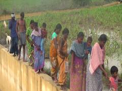 தூத்துக்குடி: ரயில்வே சுரங்கப்பாதையில் மழைநீர் தேங்கியதால் வெளியேற முடியாமல் தவிக்கும் கிராம மக்கள்