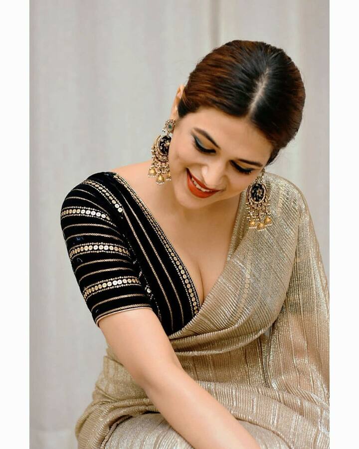 పరాజయాలతో పనిలేకుండా.. చేతినిండా ఆఫర్లు కొట్టేస్తున్న ఈ బ్యూటీ.. అప్పుడప్పుడు చీర కట్టుతో తన పరువాలతో కుర్రకారుకు వల వేస్తుంది.  - Image Credit: Shraddha Das/Instagram