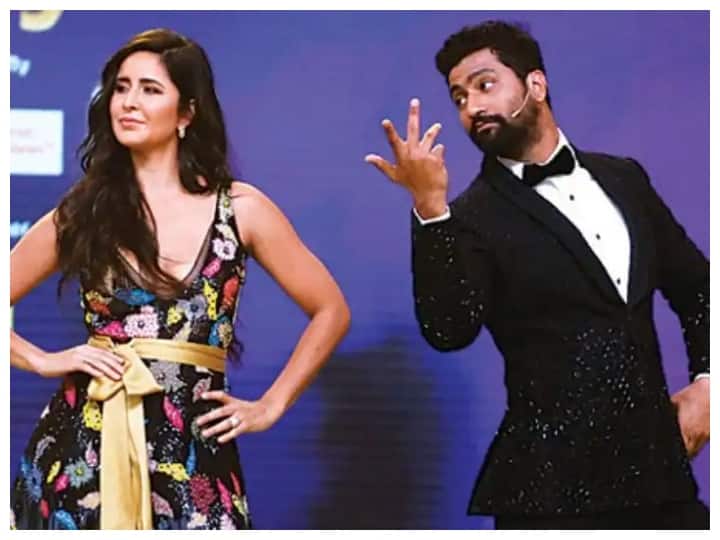 Vicky Kaushal proposes to Katrina in front of Salman Old video trending amid wedding rumours Vicky Kaushal ने Salman Khan के सामने Katrina Kaif को किया प्रपोज, शादी की अफवाहों के बीच ट्रेंड कर रहा पुराना वीडियो