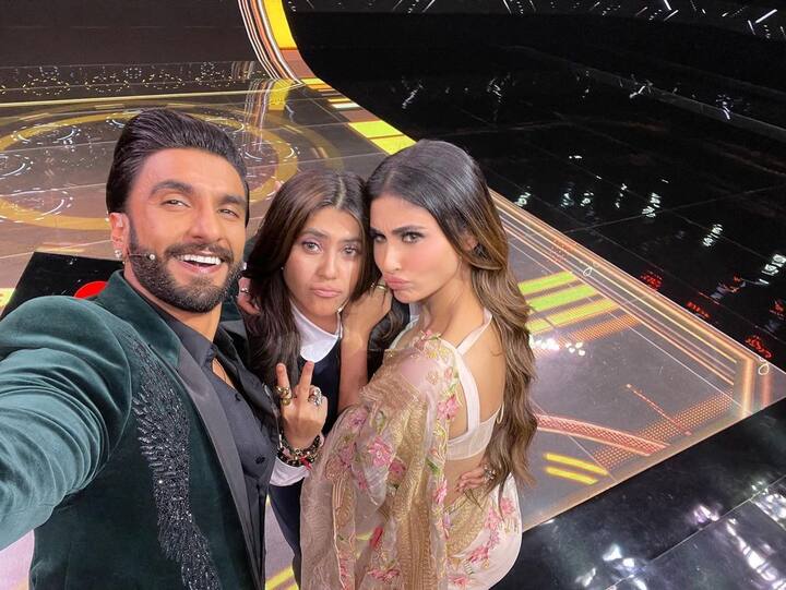 Popular quiz show ‘The Big Picture’ hosted by Ranveer Singh is a unique game show which is based on visuals. Unlike other quiz shows, this programme needs the contestants to answer questions based on pictures. (Image courtesy - @imouniroy/Instagram)