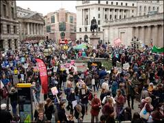 COP26 Summit: मार्च निकाल नेताओं पर दबाव बना रहे जलवायु कार्यकर्ता, जलवायु परिवर्तन रोकने के लिए की कार्रवाई में तेजी लाने की मांग