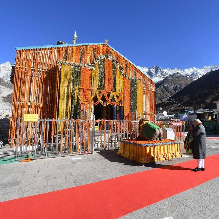 பிரதமர் மோடி கோயிலில் சாமி தரிசனம் செய்ததை அடுத்து, அங்கு நடந்து வரும் புனரமைப்பு பணிகளை பார்வையிட்டார்.