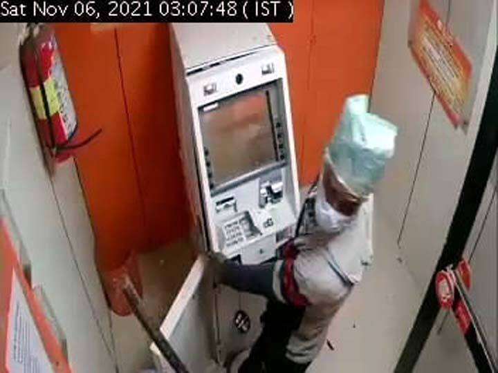 Thanjavur: A thief who tried to break into an ATM machine in Thiruvidaimarudur could not withdraw money. ATM இயந்திரத்தை உடைக்க முயற்சி-பணம் எடுக்க முடியாததால் கடப்பாரையை விட்டு சென்ற திருடன்