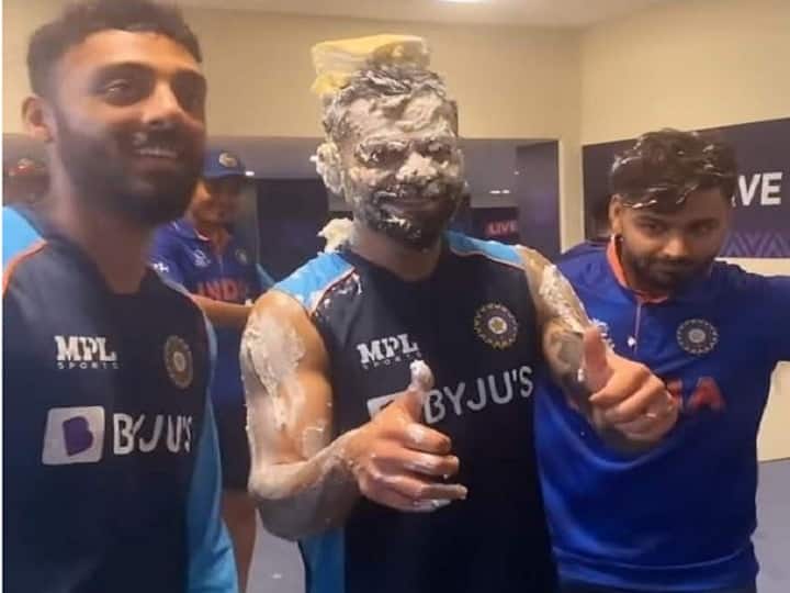 T20 World Cup 2021:Birthday boy Virat Kohli gets a cake massage after India thump Scotland in Dubai T20 World Cup 2021: ਸਕਾਟਲੈਂਡ ਨੂੰ ਪਛਾੜ ਕੇ ਟੀਮ ਇੰਡੀਆ ਨੇ ਇਸ ਤਰ੍ਹਾਂ ਮਨਾਇਆ ਜਿੱਤ ਅਤੇ ਕੋਹਲੀ ਦੇ ਜਨਮ ਦਿਨ ਦਾ ਜਸ਼ਨ