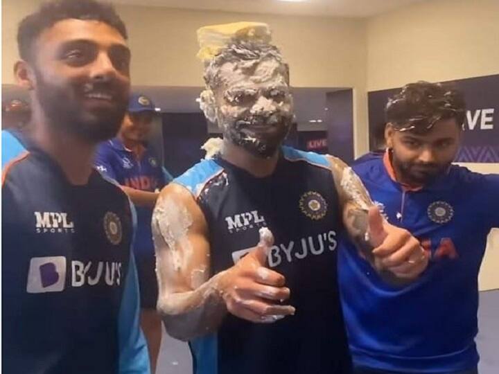 T20 World Cup 2021:Birthday boy Virat Kohli gets a cake massage after India thump Scotland in Dubai T-20 World Cup 2021: स्कॉटलैंड को रौंदकर टीम इंडिया ने कुछ इस तरह मनाया जीत और Virat Kohli के बर्थडे का जश्न