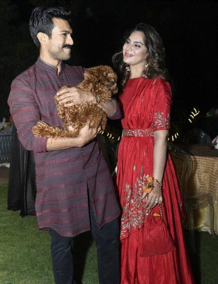 रामचरण की वाइफ उपासना ने भी अपनी फैमली और फ्रेंड्स के लिए दिवाली पार्टी का आयोजन किया था. इस पार्टी की तस्वीरें उपासना ने अपने इंस्टाग्राम पर शेयर की है.