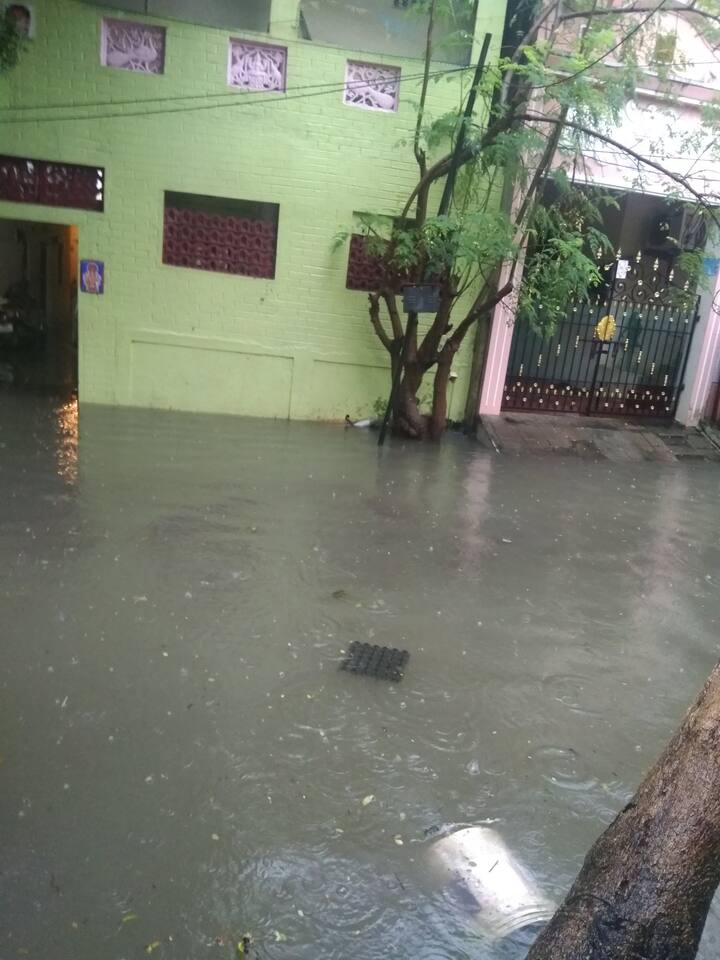 முதல்வர் மு.க.ஸ்டாலின் தொகுதியான கொளத்தூரில் உள்ள சாலையில் தண்ணீர் தேங்கியுள்ளது.