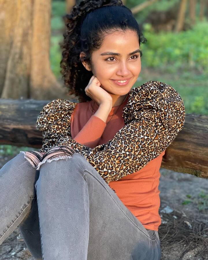 ఆ ఫోటోలను తన ఇన్ స్టా ఖాతాలో పంచుకుంది. అభిమానులను అలరించేందుకు అనుపమా ఎప్పటికప్పుడు ఇలా ఫోటోలు పోస్టు చేస్తూనే ఉంటుంది. (Image credit: Instagram)