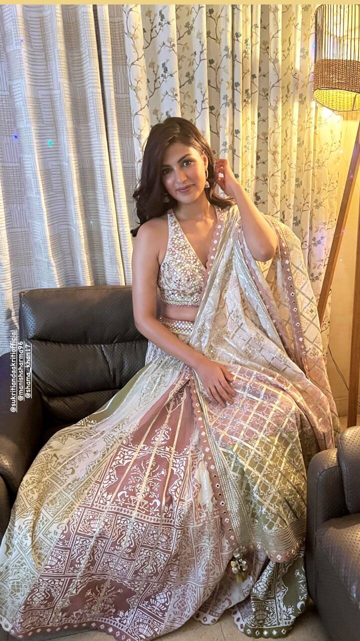 सामने आई तस्वीरों में रिया लहंगा पहने सजी संवरी दिखाई दे रही हैं और सोफे पर बैठे फोटोशूट करा रही हैं.