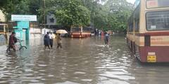 Chennai Rain Pics: ரோடா? ஆறா? வெளுக்கும் மழையும் மிதக்கும் சென்னையும் - புகைப்படங்கள்!