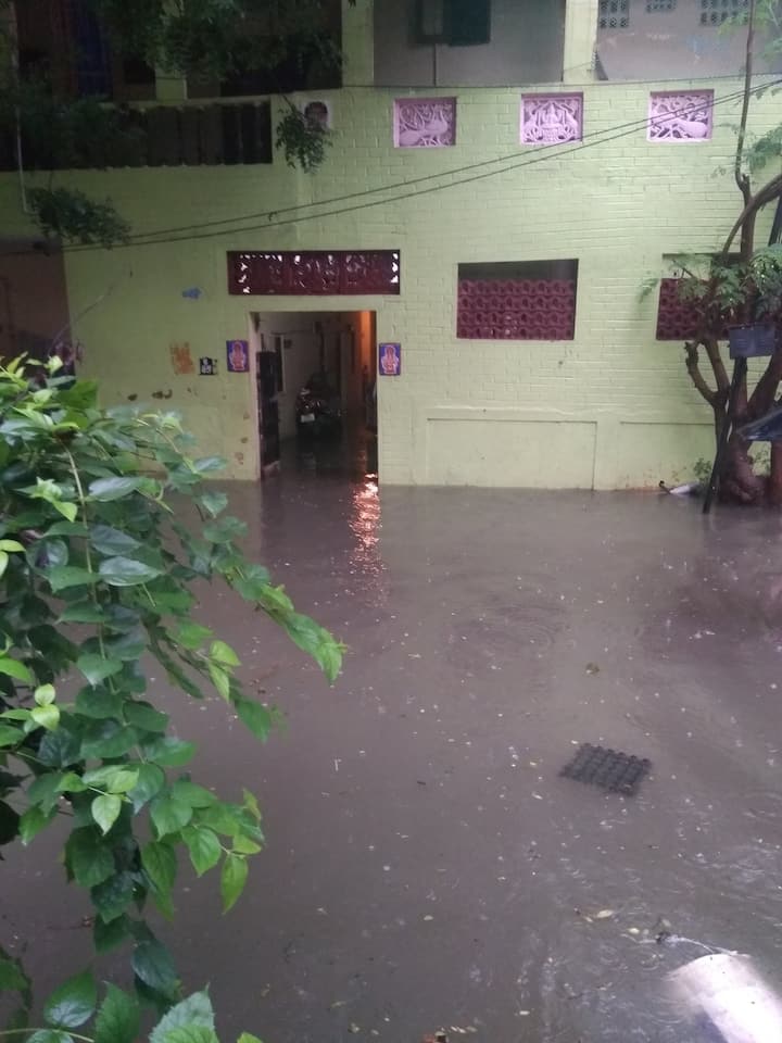 கொளத்தூரில் வீடு ஒன்றின் உள்ளே மழைநீர் புகுந்திருப்பதை படத்தில் காாணலாம்.