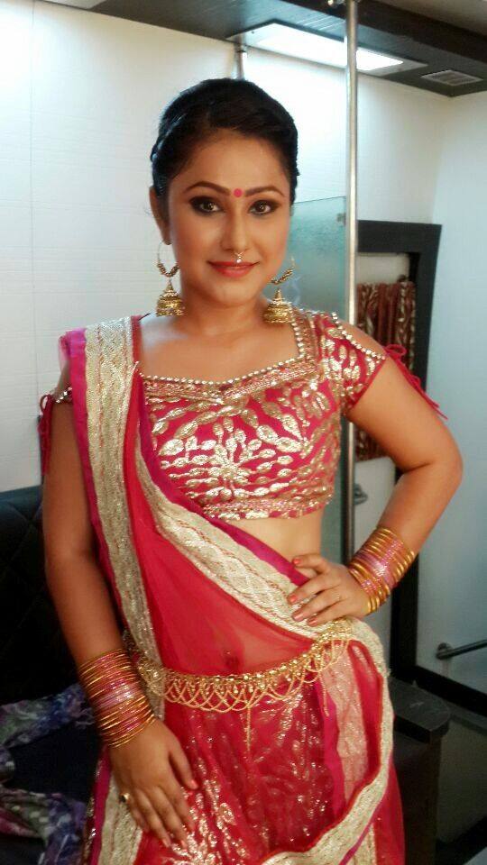 प्रियंका पंडित के इस लुक से भी पूजा के लिए इंस्पिरेशन ले सकती हैं. इस साड़ी का रंग इसे फेस्टिवल के लिए मुफीद बनाता है. कमर पेटी से उनकी खूबसूरती और बढ़ गई है.