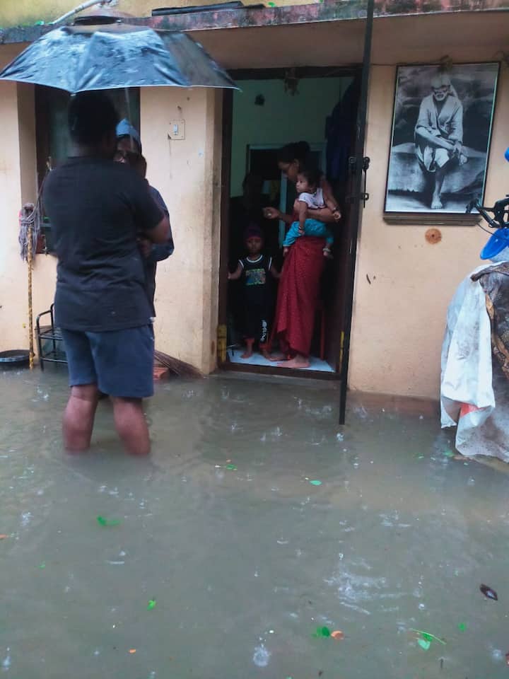 சென்னையில் உள்ள குடியிருப்பு பகுதியில் உள்ள வீடு ஒன்றில் மழைநீர் புகுந்திருப்பதை காணலாம்.
