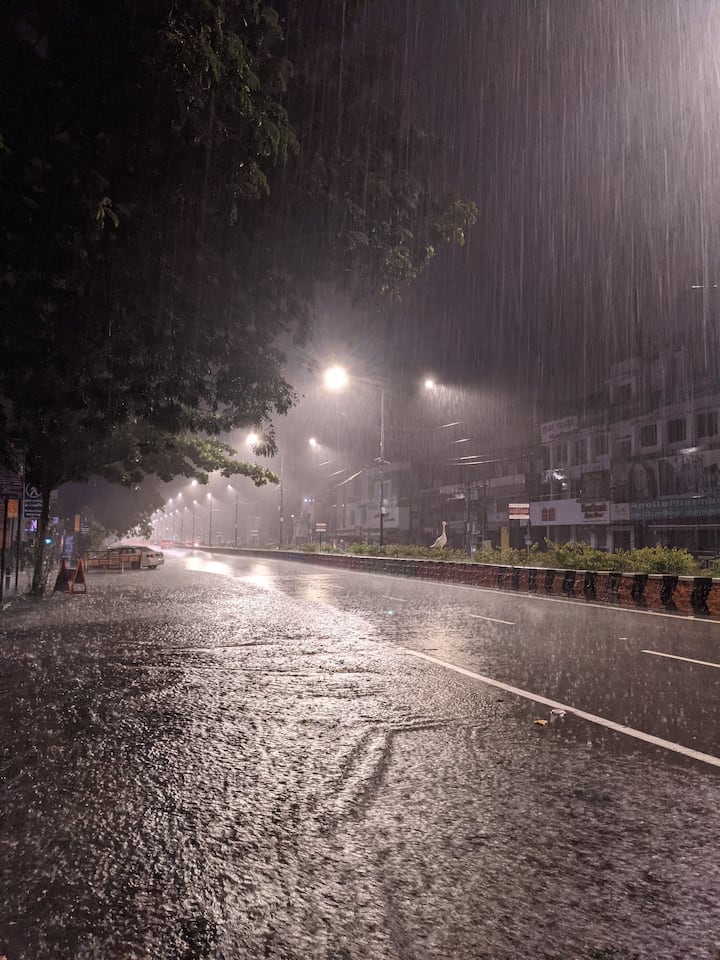 சென்னையில் நள்ளிரவில் மழை கொட்டித்தீர்த்தபோது