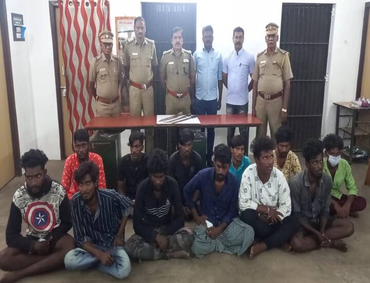 12 arrested in petrol bomb blast near Vandavasi Three knives, 4 two-wheelers seized வழிப்பறிக்கு மறுப்பு... மனம் திருந்தியவர் வீட்டில் தாக்குதல்: பெட்ரோல் குண்டு வழக்கில் திருப்பம்!