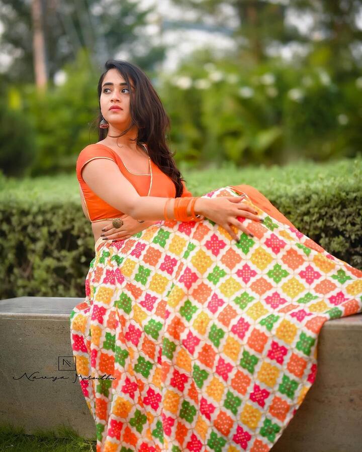 ఆయన హౌస్ లో ఉండగా, బయట దీప్తి సెగలు పుట్టించే ఫోటోలతో అభిమానులను అలరిస్తోంది. దీప్తి అభిమానుల ఓట్లు కూడా షన్నుకే పడడం ఖాయం. (Image credit: Instagram)