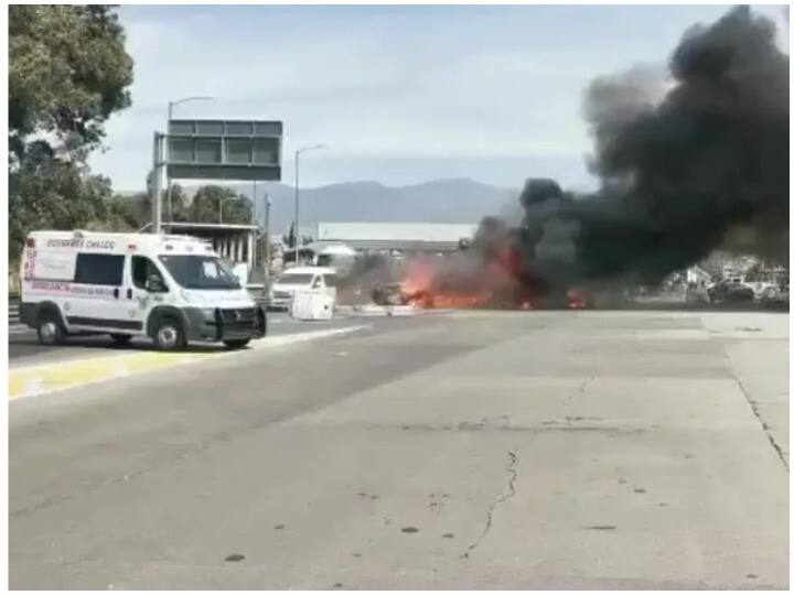 Mexico Road Accident: A truck collided with a toll booth in Mexico, 19 people died Mexico Road Accident: मेक्सिको में एक ट्रक ने टोल बूथ और अन्य वाहनों को मारी टक्कर, 19 लोगों की मौत