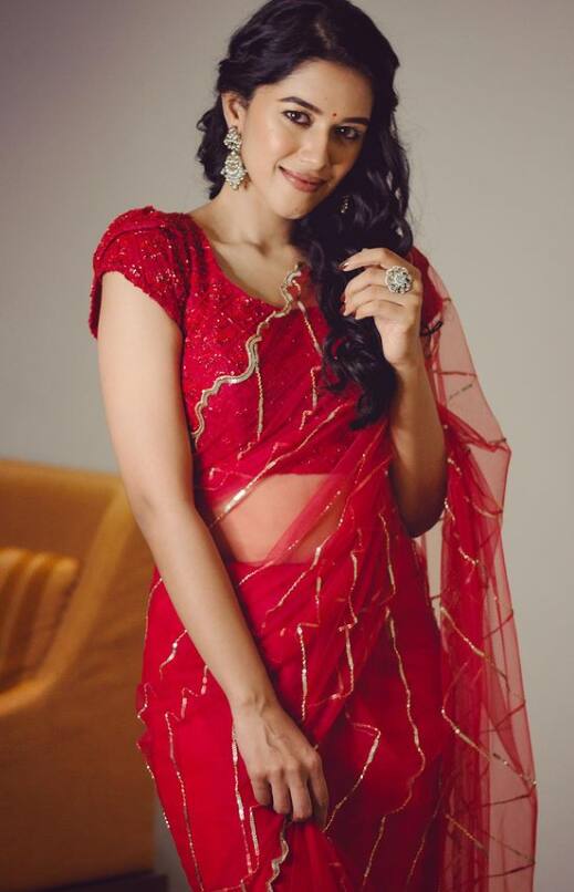 சேலை கட்டும் பெண்களுக்கு இவள் வாசம்