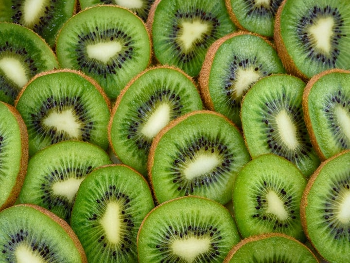 Kiwi Fruit Benefits: how to eat kiwi fruit the health benefits of kiwi skin Kiwi Fruit Benefits: कीवी फ्रूट खाने का सही तरीका, आपको मिलेगा डबल फायदा