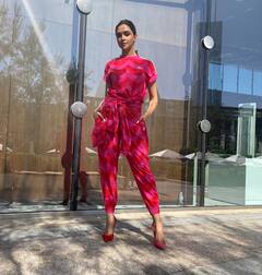 Deepika Padukone ने पिंक ट्रैकसूट के साथ पहनीं Pink हील्स, लाइट मेकअप लुक से सोशल मीडिया पर जीता फैंस का दिल