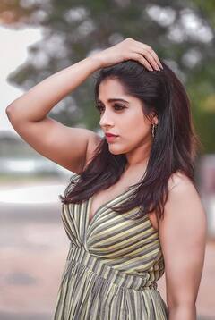 Rashmi Gautam pics: வரி...வரி...டிரஸ்ஸில் விதவிதமாய் போஸ்கள் கொடுத்த ராஷ்மி கவுதம்
