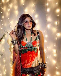 Priyanka Chopra Retro Look: फूलों के प्रिंट वाला रंगीन आउटफिट्स, बड़े-बड़े चश्मे, सोशल मीडिया पर छाया प्रियंका का रेट्रो लुक