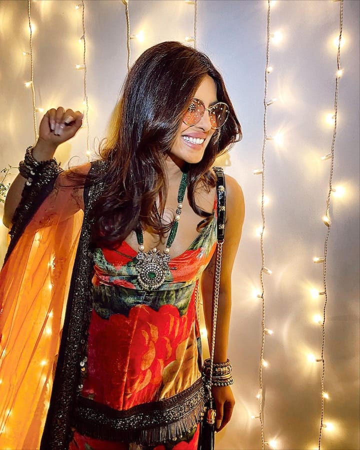 प्रियंका चोपड़ा ने अपने लुक को पूरा करने के लिए गॉग्लस लगाए थे और गले में चोकर पहन रखा था जिसमें वो बेहद स्टनिंग दिखाई दे रही थीं. उनका ये कूल अवतार फैंस को खूब पसंद आ रहा है.