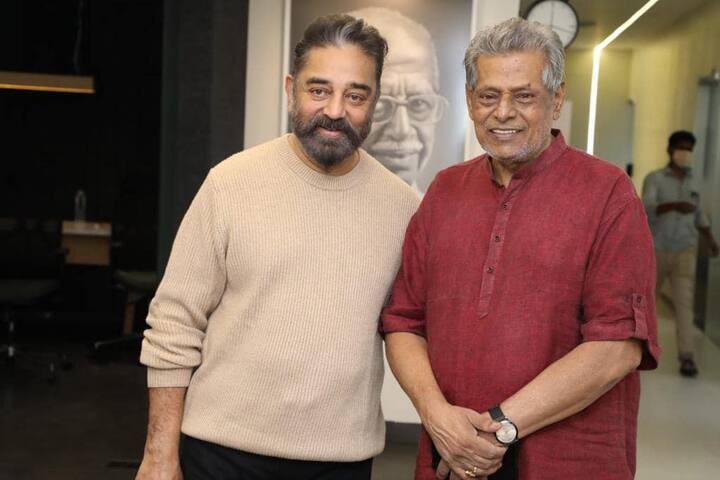 நண்பரும், சக பயணியுமான டெல்லி கணேஷுடன்