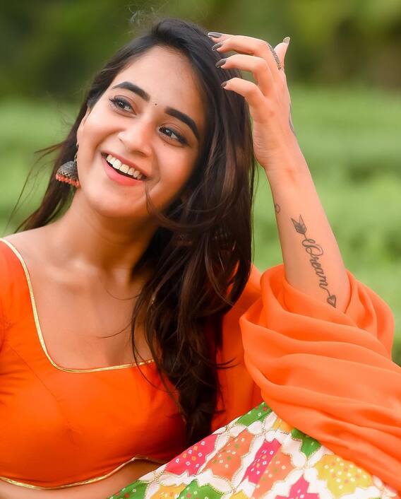 Deepthi Sunaina Photos: ఈ పిల్ల మామూలుగా లేదుగా...అందంతో చంపేస్తోంది