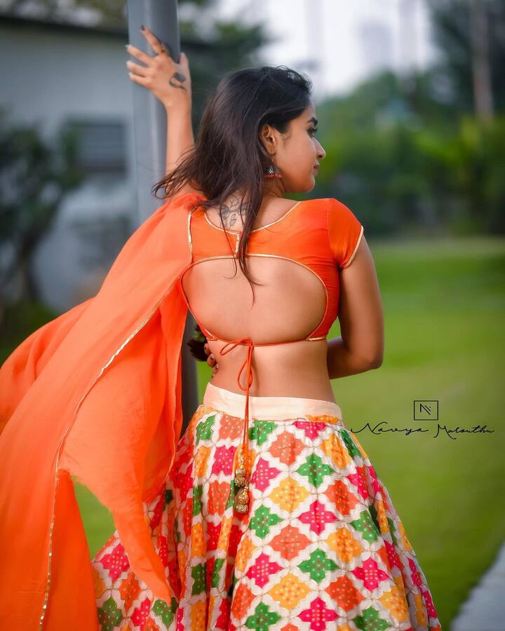 నారింజ రంగు ఛోలీ లెహెంగాలో కేక పెట్టించేలా ఉంది అందాల ముద్దుగుమ్మ. (Image credit: Instagram)