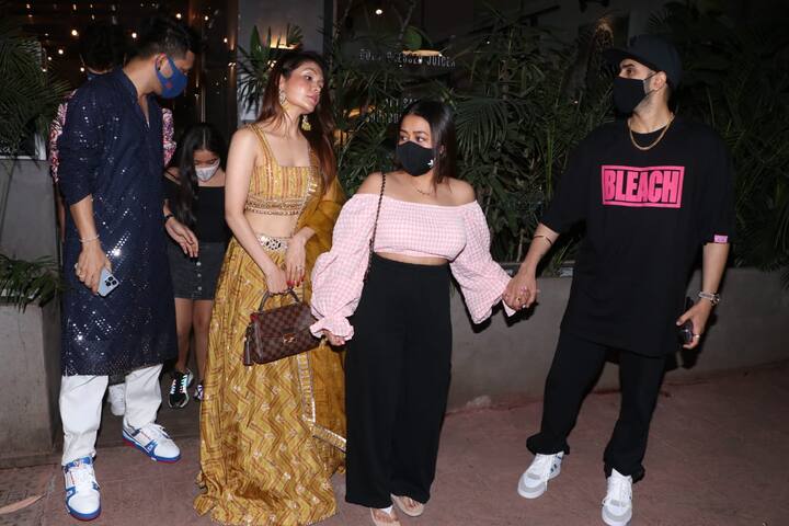 नेहा कक्कड़ के साथ इस दौरान उनकी पति रोहनप्रीत सिंह, भाई टोनी कक्कड़ और बहन भी दिखाई दीं. (Photo Credit: Manav Manglani)