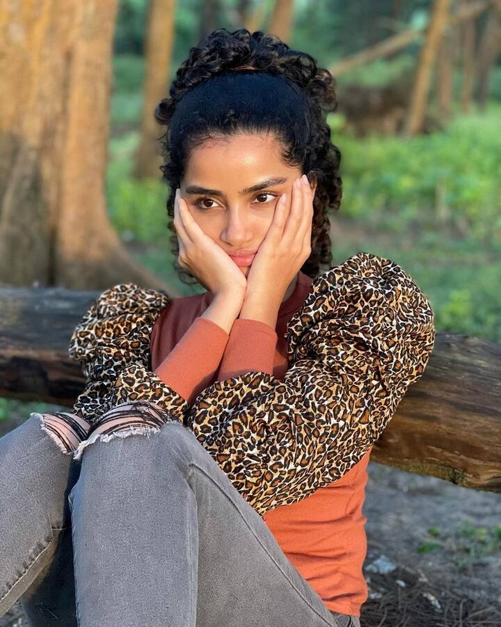 మొదటి నుండి కూడా ఈ బ్యూటీ గ్లామర్ షోకి దూరంగా ఉంటోంది. ఆమె సినిమాల్లో ఎక్కడా స్కిన్ షో కనిపించదు. తాజాగా ఆమె షేర్ చేసిన ఫోటోలు వైరల్ అవుతున్నాయి. (Courtesy : Instagram)
