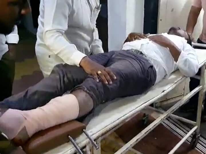 Sangli news Violent clashes over Sangli District Bank resolution between mla gopichand padalkar and ncp shivsena Sangli : सांगली जिल्हा बँकेच्या ठरावावरून तुंबळ हाणामारी; आमदार पडळकरांची गाडी फोडली तर राष्ट्रवादीच्या पदाधिकाऱ्याचा पाय मोडला