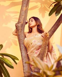 तू डाल-डाल मैं पात-पातः डालियों से लिपट Mouni Roy ने गिराई हुस्न की बिजलियां, ताजा तस्वीरों में दिखीं परियों सी खूबसूरत