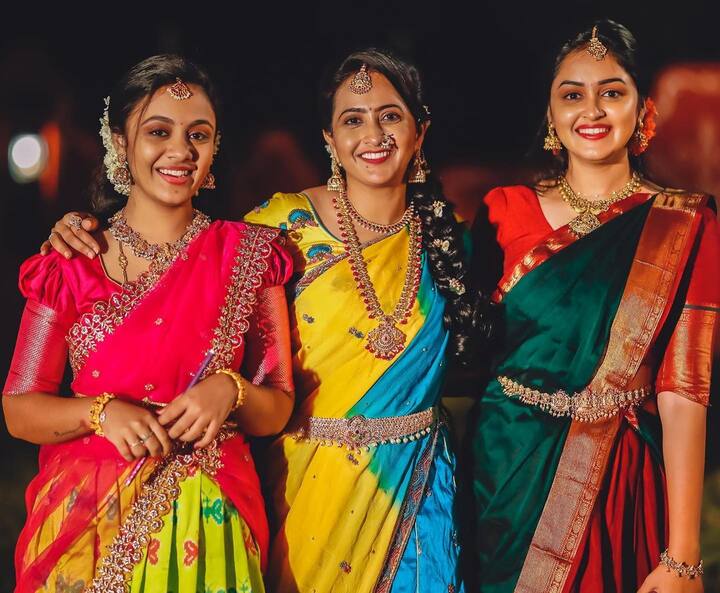 ఈమె తొలిసారి కెమెరా ముందు నటించింది. లాస్యా దీపావళి సందర్భంగా ప్రత్యేకంగా ఓ పాటను రూపొందించింది. అందులో కొన్ని నిమిషాల పాటూ కనిపించింది అమృత. (Image credit: Instagram)