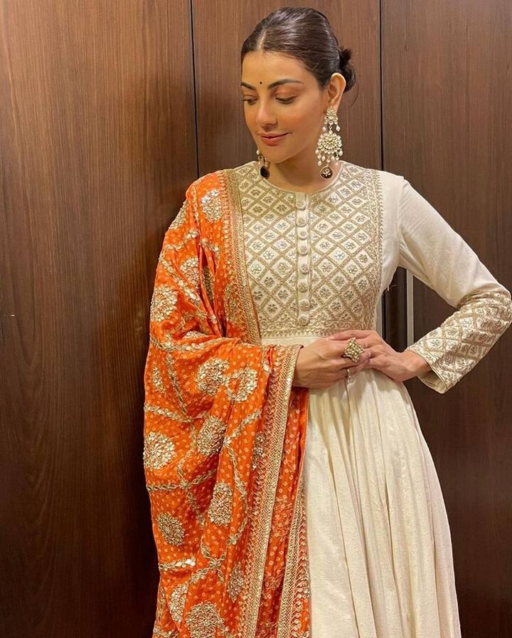 లైఫ్ లో ఎంత బిజీగా ఉన్నా.. సోషల్ మీడియాలో చాలా యాక్టివ్ గా ఉంటుంది కాజల్. (Courtesy: Instagram)