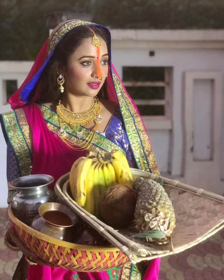 रानी चटर्जी का ये लुक खास छठ के मौके पर ही लेने वाला है. पिंक और पर्पल कलर की साड़ी की खूबसूरती को निखार रही है गोल्डन कलर की ज्यूलरी. आप भी ऐसा कुछ चुनें.