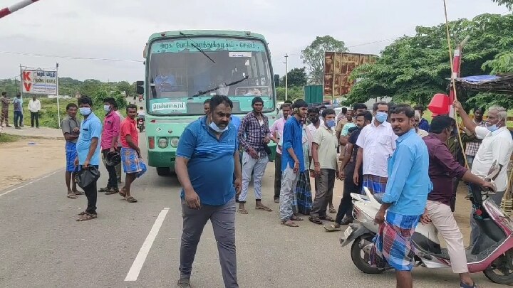 நீர் வரத்து அதிகரிப்பால் ஒகேனேக்கலில் குளிக்க தடை-பேருந்துகள் தடுத்து நிறுத்தப்பட்டதால் பயணிகள் தவிப்பு