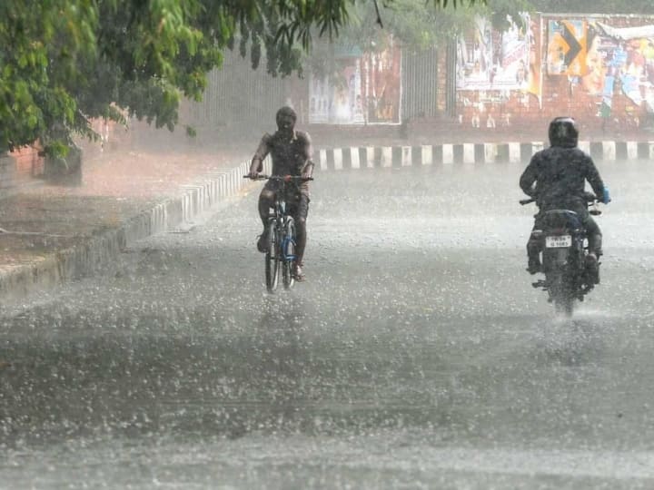 Chennai Meteorological Center warns heavy rain chance to chennai upcoming three hours Heavy Rain in Chennai : அடுத்த 3 மணி நேரத்துக்கு மழை வெளுத்து வாங்கும் -  எச்சரிக்கை விடுத்துள்ள வானிலை ஆய்வு மையம்