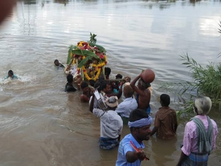 Cuddalore: Villagers stumbled across the river with the body of a deceased near Pennadam கடலூர்: பெண்ணாடம் அருகே இறந்தவரின் உடலுடன் ஆற்று வெள்ளத்தில் தத்தளித்த கிராம மக்கள்
