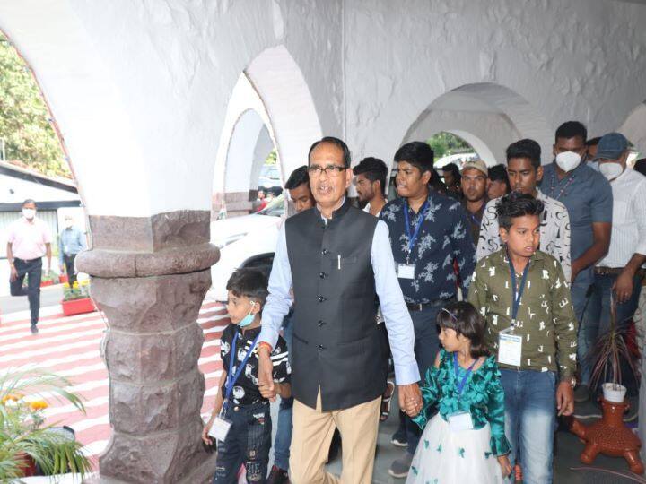 Reporter diary: 'I am an orphan child of Kovid', CM Shivraj Singh assured all help by becoming 'mama' ANN  रिपोर्टर डायरी: 'मैं कोविड का अनाथ बालक', सीएम शिवराज सिंह ने 'मामा' बनकर हर मदद का दिया आश्वासन
